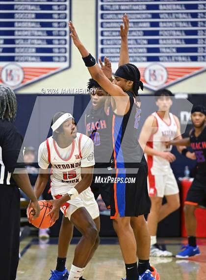 Thumbnail 1 in Redondo Union vs. Rainier Beach (Tarkanian Classic) photogallery.
