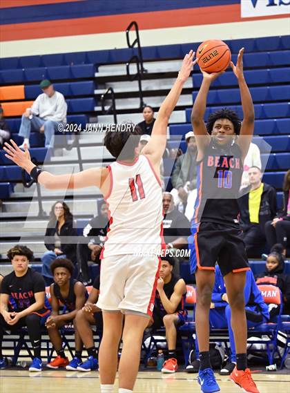 Thumbnail 2 in Redondo Union vs. Rainier Beach (Tarkanian Classic) photogallery.