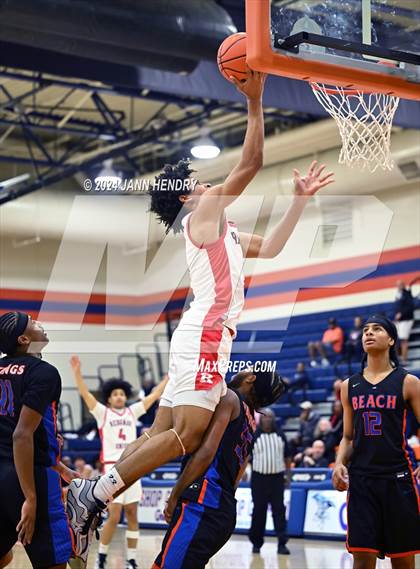 Thumbnail 2 in Redondo Union vs. Rainier Beach (Tarkanian Classic) photogallery.