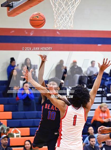 Thumbnail 2 in Redondo Union vs. Rainier Beach (Tarkanian Classic) photogallery.