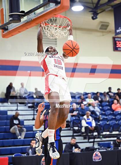 Thumbnail 3 in Redondo Union vs. Rainier Beach (Tarkanian Classic) photogallery.