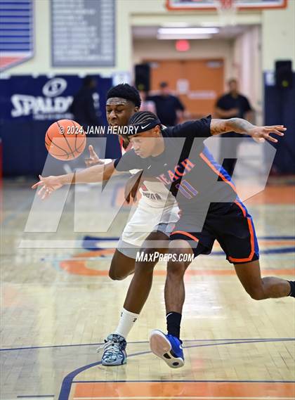 Thumbnail 3 in Redondo Union vs. Rainier Beach (Tarkanian Classic) photogallery.