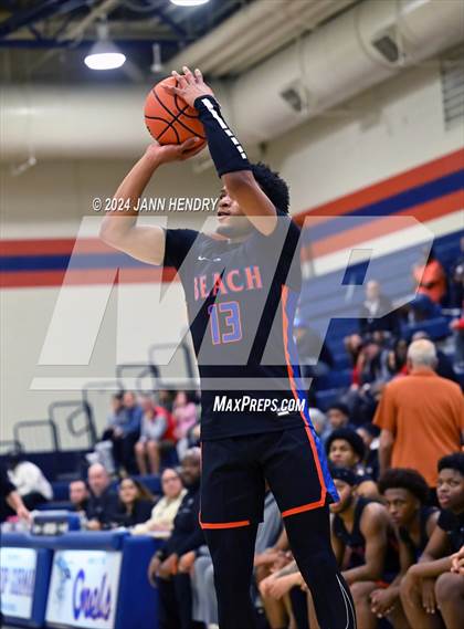 Thumbnail 2 in Redondo Union vs. Rainier Beach (Tarkanian Classic) photogallery.