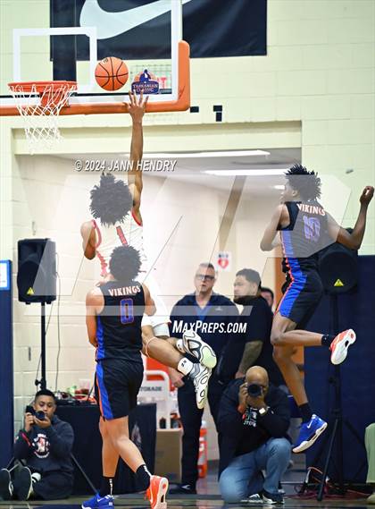 Thumbnail 3 in Redondo Union vs. Rainier Beach (Tarkanian Classic) photogallery.