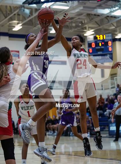 Thumbnail 2 in Ben Davis vs. Lawrence North (IHSAA 4A Fourth Round Playoff) photogallery.
