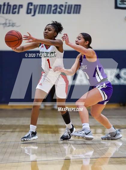 Thumbnail 2 in Ben Davis vs. Lawrence North (IHSAA 4A Fourth Round Playoff) photogallery.
