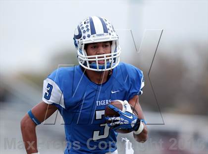 Thumbnail 2 in Daingerfield vs. Eustace (UIL 2A Bi-District Playoff) photogallery.