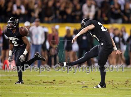 Thumbnail 3 in Mater Dei vs.Servite photogallery.