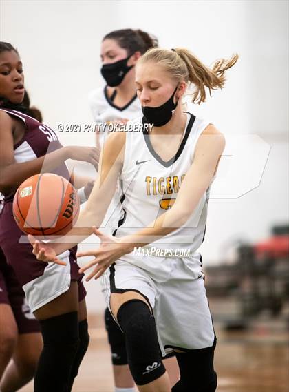 Thumbnail 3 in St. Agnes Academy vs San Antonio Christian (TAPPS 6A Area Playoff) photogallery.