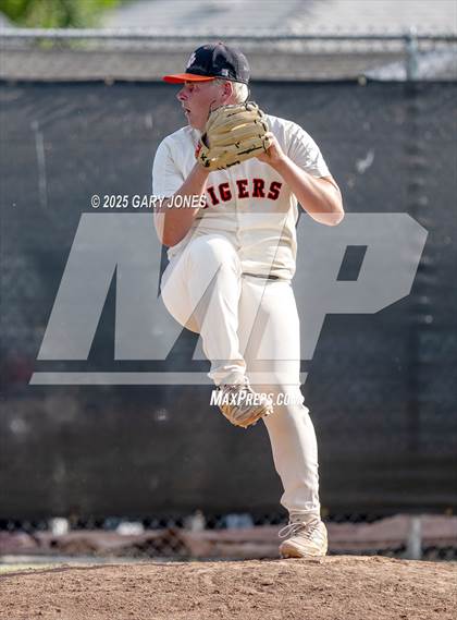 Thumbnail 3 in Roseville vs Fowler (CIF NorCal D3 Semifinal) photogallery.