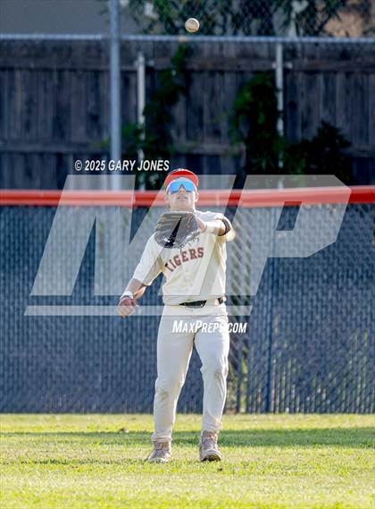 Thumbnail 3 in Roseville vs Fowler (CIF NorCal D3 Semifinal) photogallery.