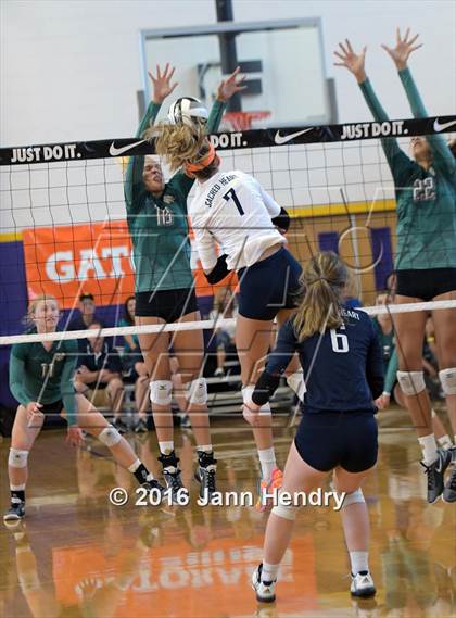 Thumbnail 3 in Sacred Heart vs. Mira Costa (Durango Fall Classic) photogallery.
