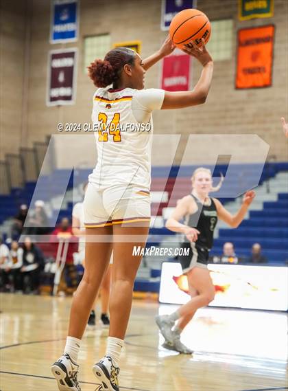 Thumbnail 2 in Summit vs Sierra (Dakota Ridge High School) photogallery.
