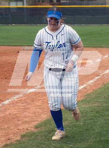 Thumbnail 2 in Katy Taylor vs Paetow photogallery.