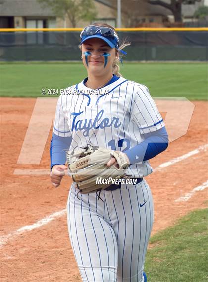 Thumbnail 2 in Katy Taylor vs Paetow photogallery.