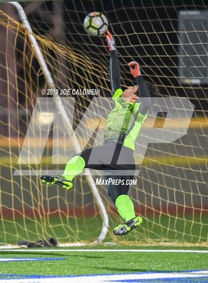 Thumbnail 3 in Lee [Robert E.] vs Westlake (UIL 6A Area Playoff) photogallery.