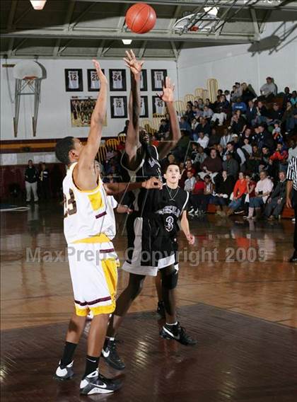 Thumbnail 2 in Mt Vernon vs. Lincoln (AA Section 1 Playoffs) photogallery.