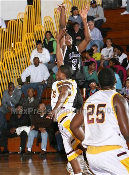 Thumbnail 2 in Mt Vernon vs. Lincoln (AA Section 1 Playoffs) photogallery.