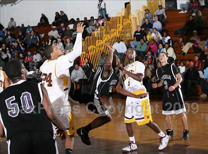 Thumbnail 2 in Mt Vernon vs. Lincoln (AA Section 1 Playoffs) photogallery.