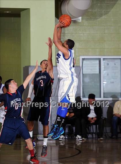 Thumbnail 3 in El Camino Real vs. Garfield (CIF LACS D2 Final) photogallery.