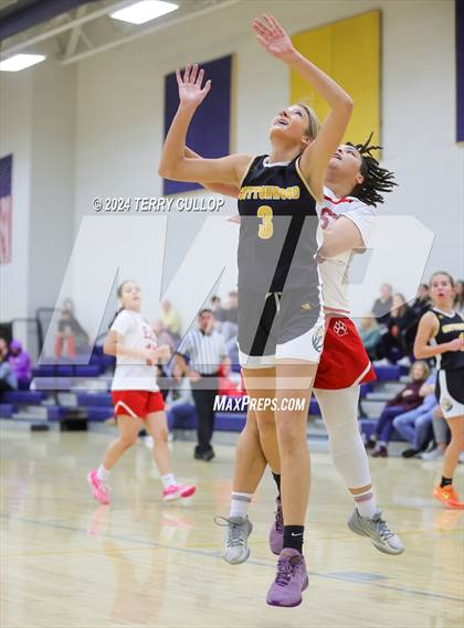 Thumbnail 3 in Cottonwood vs. East (South Mountain Holiday Classic) photogallery.