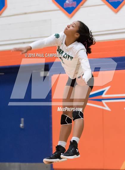 Thumbnail 3 in Tuba City vs. Tanque Verde (AIA 3A Quarterfinal) photogallery.