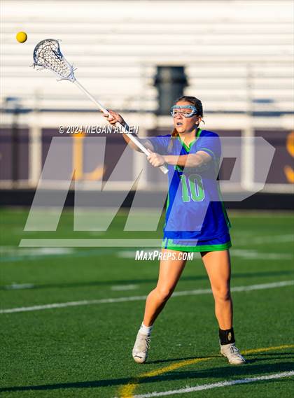 Thumbnail 3 in Bellbrook vs. Chaminade Julienne Catholic (OHSAA Division II Region 7 Round 1) photogallery.