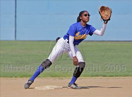 Thumbnail 1 in Elizabeth Learning Center vs. LACES (CIF LA City Section Small School Final) photogallery.