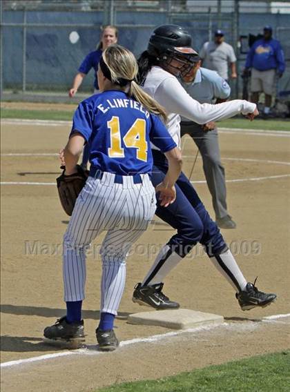 Thumbnail 3 in Elizabeth Learning Center vs. LACES (CIF LA City Section Small School Final) photogallery.