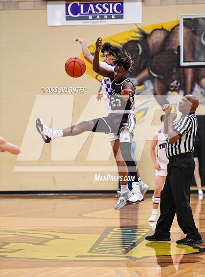 Thumbnail 3 in Thrall vs Flatonia (UIL 2A Reg IV Bi-District) photogallery.