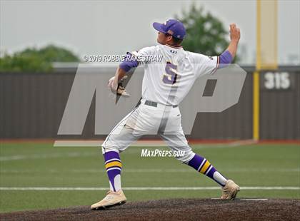 Thumbnail 1 in Sanger vs. Crandall (UIL 4A Region II Area Playoff) photogallery.
