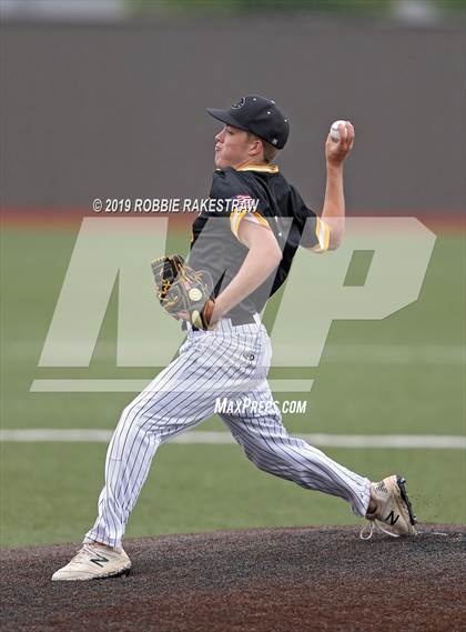 Thumbnail 2 in Sanger vs. Crandall (UIL 4A Region II Area Playoff) photogallery.