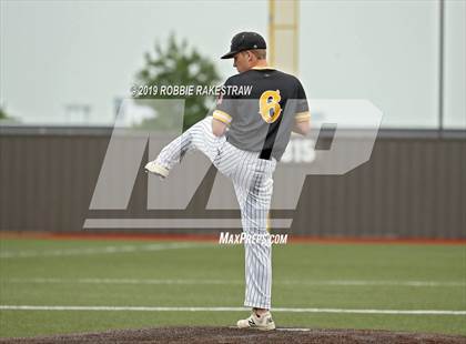 Thumbnail 1 in Sanger vs. Crandall (UIL 4A Region II Area Playoff) photogallery.