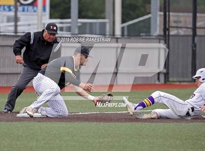 Thumbnail 2 in Sanger vs. Crandall (UIL 4A Region II Area Playoff) photogallery.