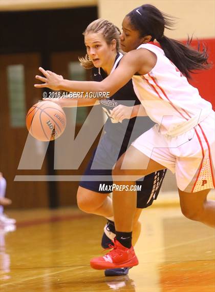 Thumbnail 2 in Decatur Central vs. Pike photogallery.
