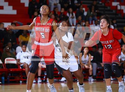 Thumbnail 1 in Mater Dei vs. Bishop Montgomery (Battle at the Beach) photogallery.