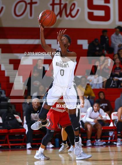 Thumbnail 2 in Mater Dei vs. Bishop Montgomery (Battle at the Beach) photogallery.