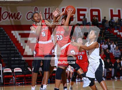 Thumbnail 2 in Mater Dei vs. Bishop Montgomery (Battle at the Beach) photogallery.
