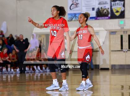 Thumbnail 2 in Mater Dei vs. Bishop Montgomery (Battle at the Beach) photogallery.