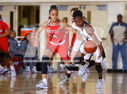 Thumbnail 3 in Mater Dei vs. Bishop Montgomery (Battle at the Beach) photogallery.