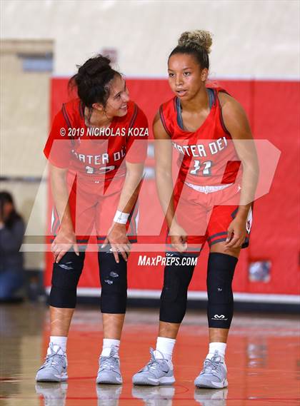 Thumbnail 2 in Mater Dei vs. Bishop Montgomery (Battle at the Beach) photogallery.