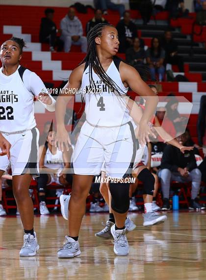 Thumbnail 3 in Mater Dei vs. Bishop Montgomery (Battle at the Beach) photogallery.