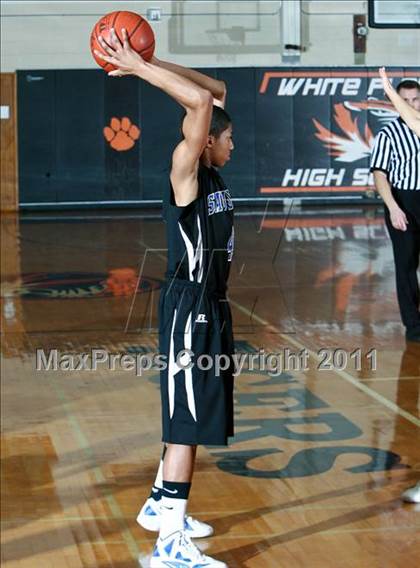 Thumbnail 2 in Mamaroneck vs. Saunders (Harry Jefferson Holiday Showcase) photogallery.