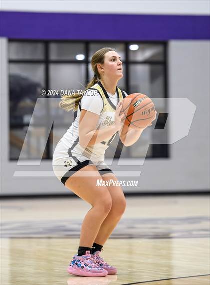 Thumbnail 3 in Perrin-Whitt vs Henrietta (Tornado Tip Off) photogallery.