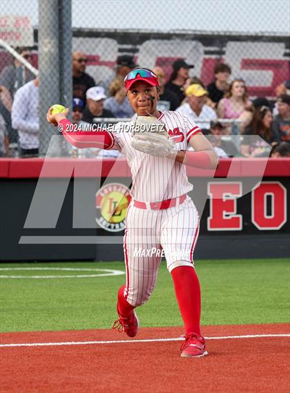 Thumbnail 3 in Melissa vs. Forney (UIL 5A Softball Regional Final) photogallery.