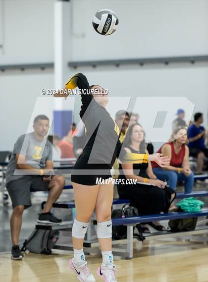 Thumbnail 2 in Bishop O'Dowd vs. Crescent Valley (Nike TOC Southwest) photogallery.