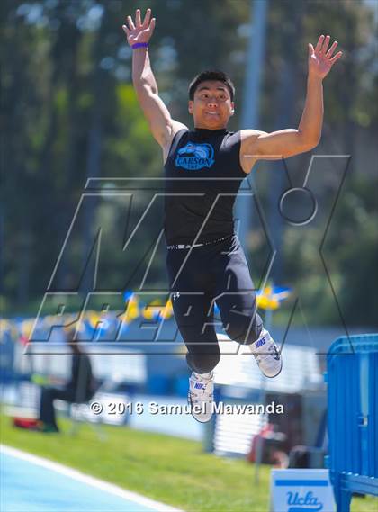 Thumbnail 2 in Bruin Legends of Track & Field Invitational photogallery.