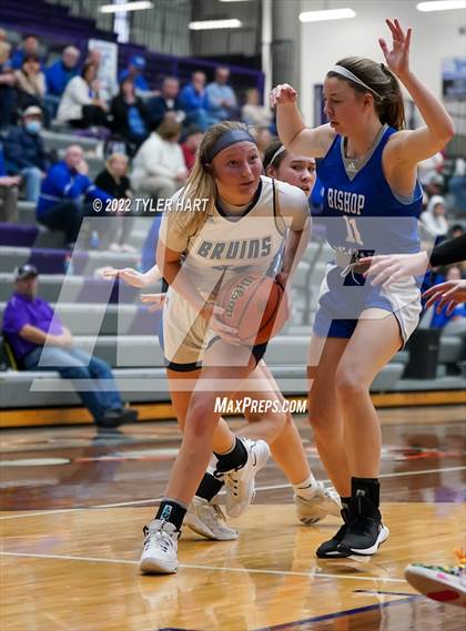 Thumbnail 1 in Indianapolis Bishop Chatard vs. Tri-West Hendricks (IHSAA 3A Regional Semifinal) photogallery.