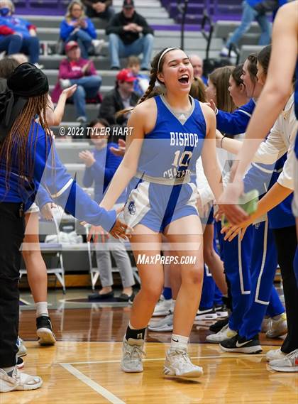 Thumbnail 2 in Indianapolis Bishop Chatard vs. Tri-West Hendricks (IHSAA 3A Regional Semifinal) photogallery.