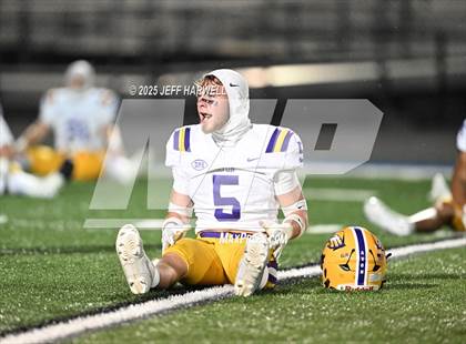 Thumbnail 1 in Avon vs. Highland (OHSAA Division 2 Regional Final) photogallery.